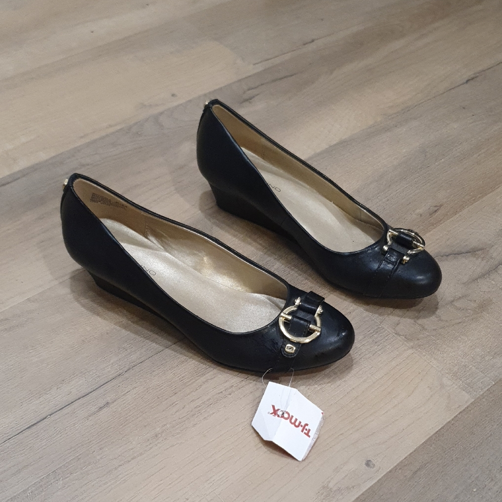 NWT Bandolino Buckel Toe Elegant Black Kitten Wedge Shoes size 6.5